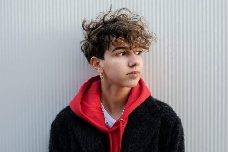 why do uk lawyers wear wigs and how this centuries-old tradition shapes courtroom etiquette