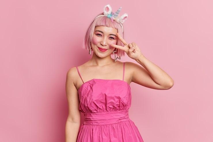 what does dolly parton look like without her wig a candid look at the star off stage and the natural features fans notice