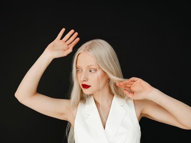 does tyler hynes wear a wig - uncovering the truth with photos timeline and expert analysis