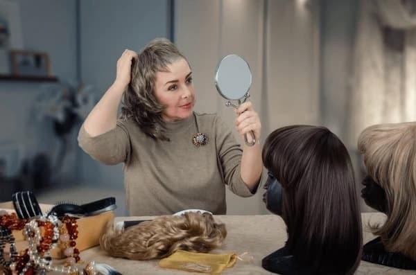 does goldie hawn wear a wig - revealing photos, stylist insights and the surprising truth behind her iconic hairstyles